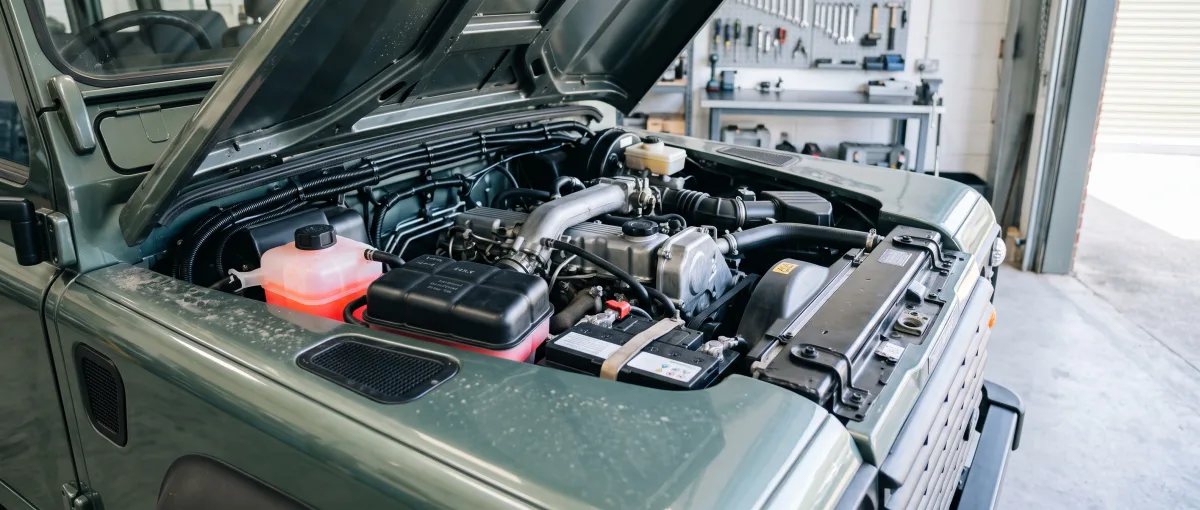 Čistý a udržiavaný motorový priestor malého naftového motora